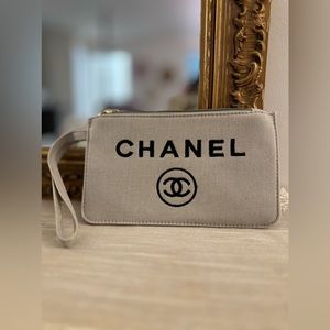 Fashion wrist wallet/cosmetic bag